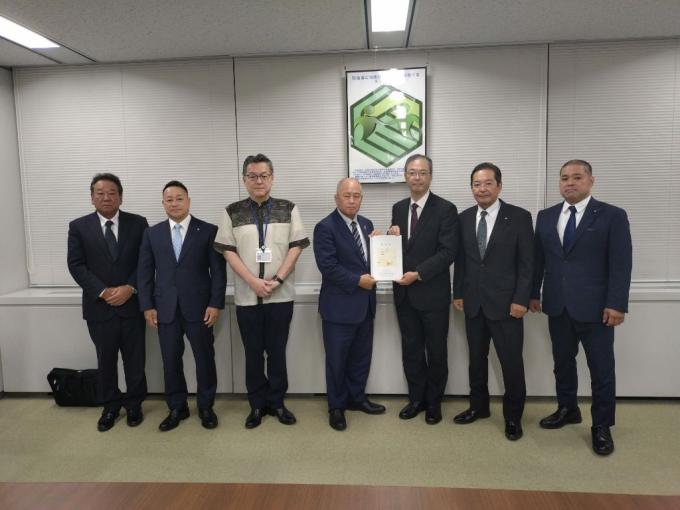 瀬戸内町自衛隊基地対策推進協議会要望書提出1